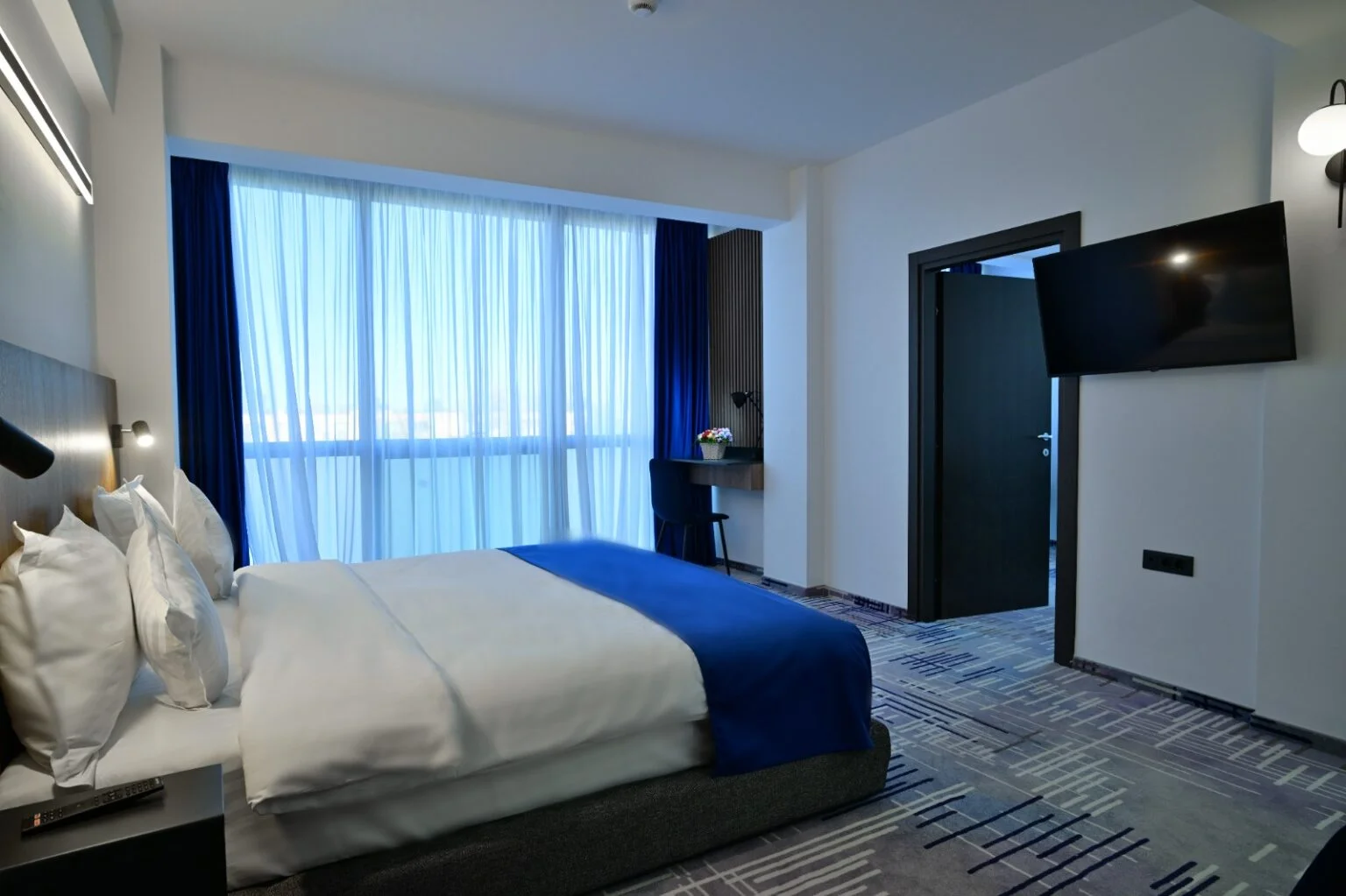 Sir Royal Hotel image reservation at Y-Sky-Lead